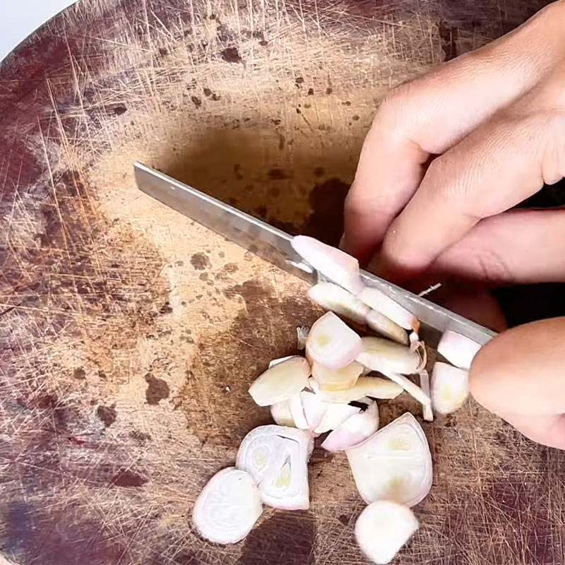 Bước 1 Sơ chế củ niễng và các nguyên liệu khác Củ niễng xào trứng