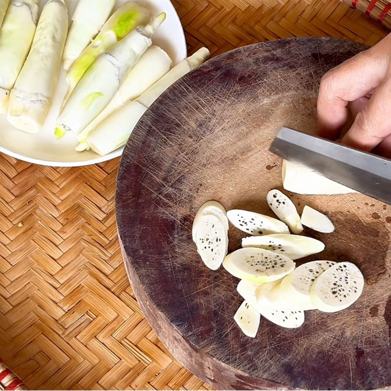 Bước 1 Sơ chế củ niễng và các nguyên liệu khác Củ niễng xào trứng