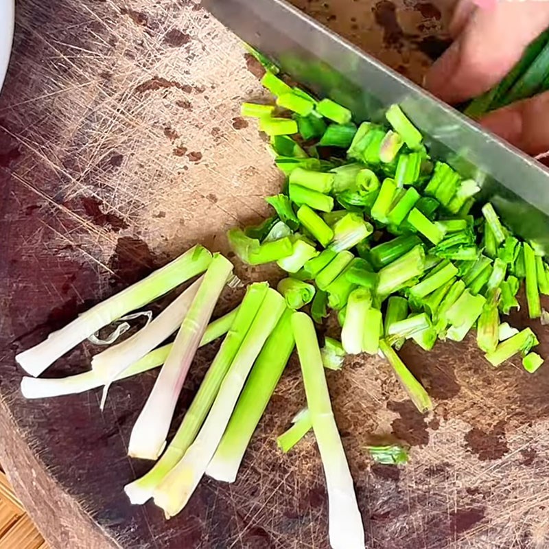 Bước 1 Sơ chế củ niễng và các nguyên liệu khác Củ niễng xào trứng