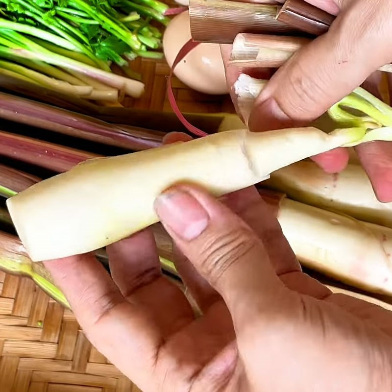 Bước 1 Sơ chế củ niễng và các nguyên liệu khác Củ niễng xào trứng
