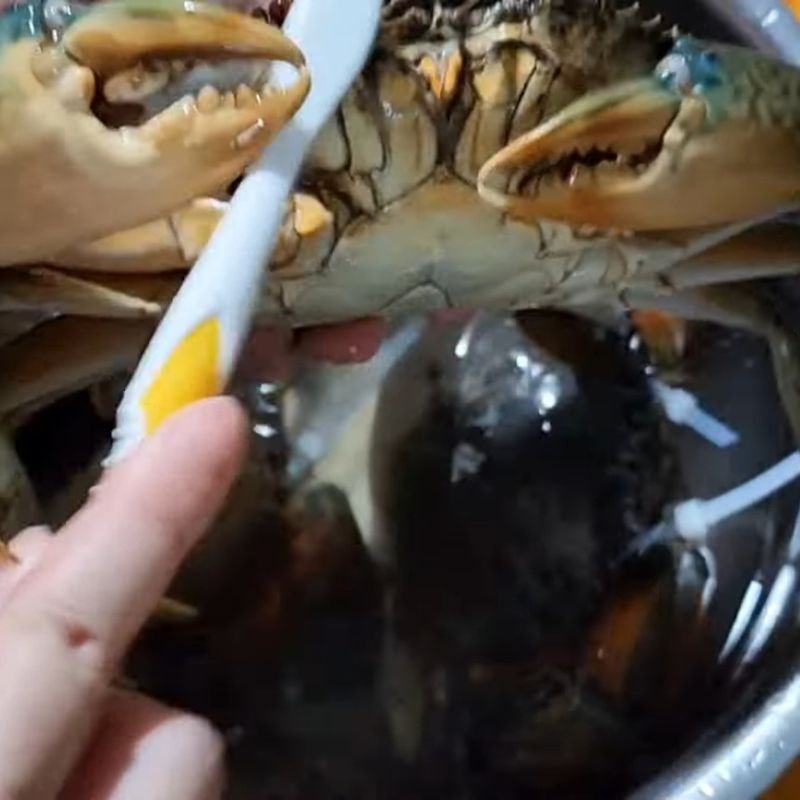Bước 2 Sơ chế cua Cà Mau Lẩu cua Cà Mau