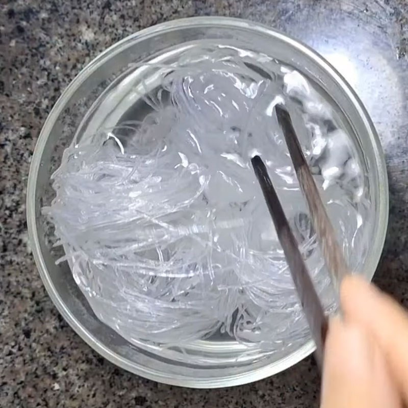 Bước 1 Sơ chế đậu xanh và bún tàu chả ram chay