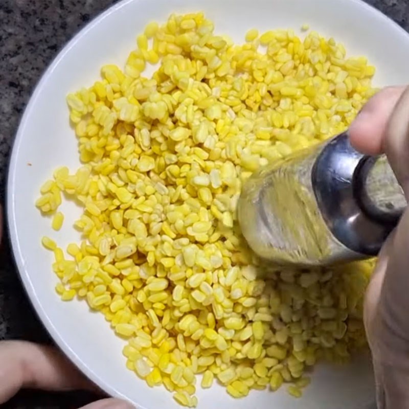 Bước 1 Sơ chế đậu xanh và bún tàu chả ram chay