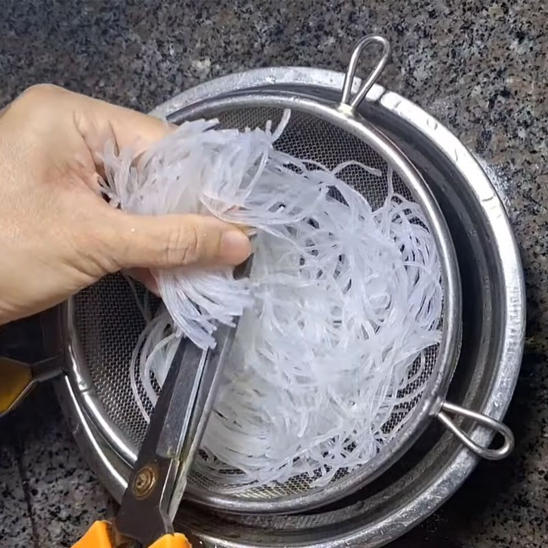 Bước 1 Sơ chế đậu xanh và bún tàu chả ram chay