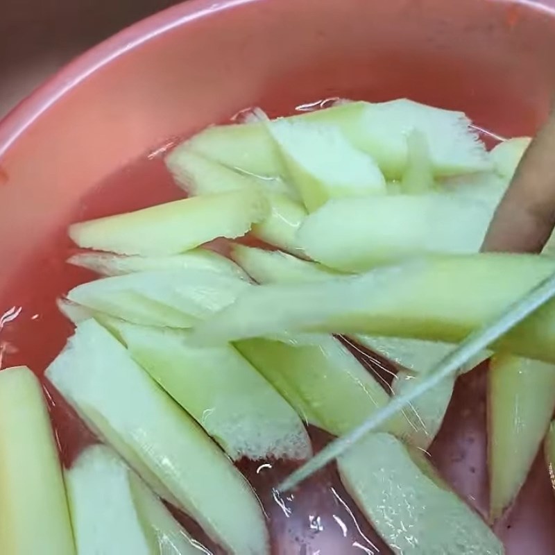 Bước 1 Sơ chế dọc mùng không lo ngứa Canh cá dọc mùng mẻ