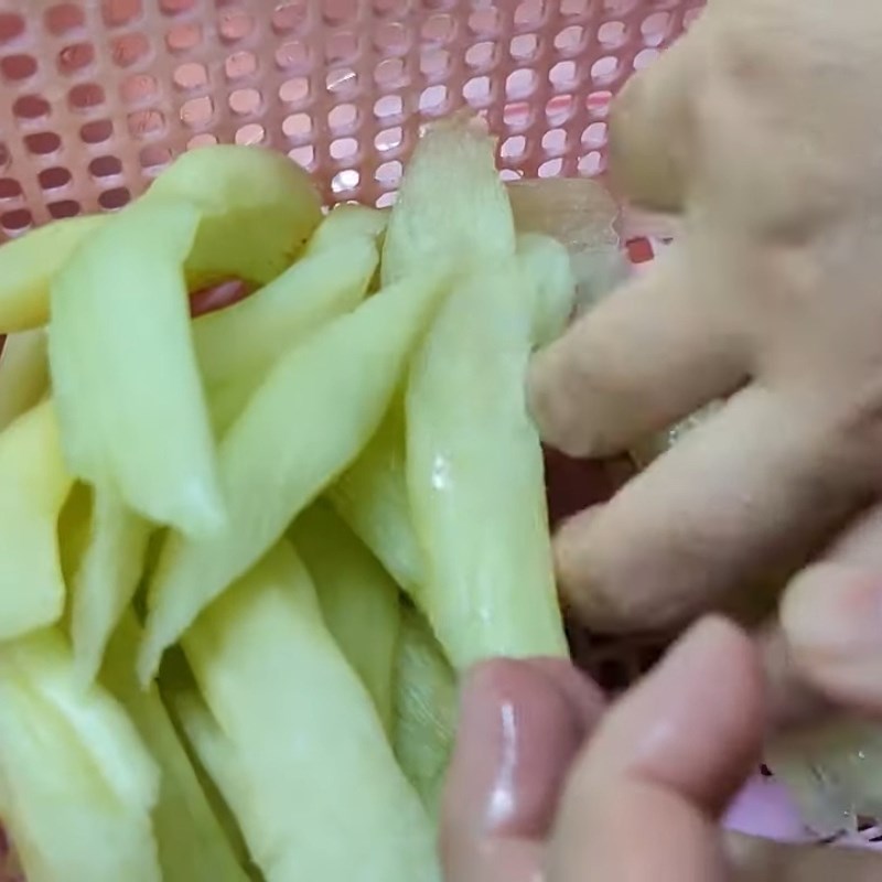 Bước 1 Sơ chế dọc mùng không lo ngứa Canh cá dọc mùng mẻ