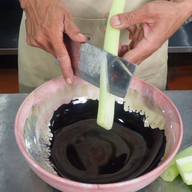 Bước 1 Sơ chế dọc mùng không ngứa Canh chua dọc mùng cá mẻ