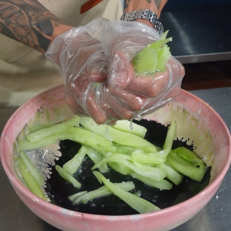 Bước 1 Sơ chế dọc mùng không ngứa Canh chua dọc mùng cá mẻ