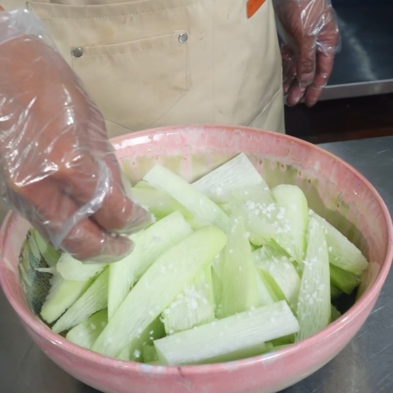 Bước 1 Sơ chế dọc mùng không ngứa Canh chua dọc mùng cá mẻ