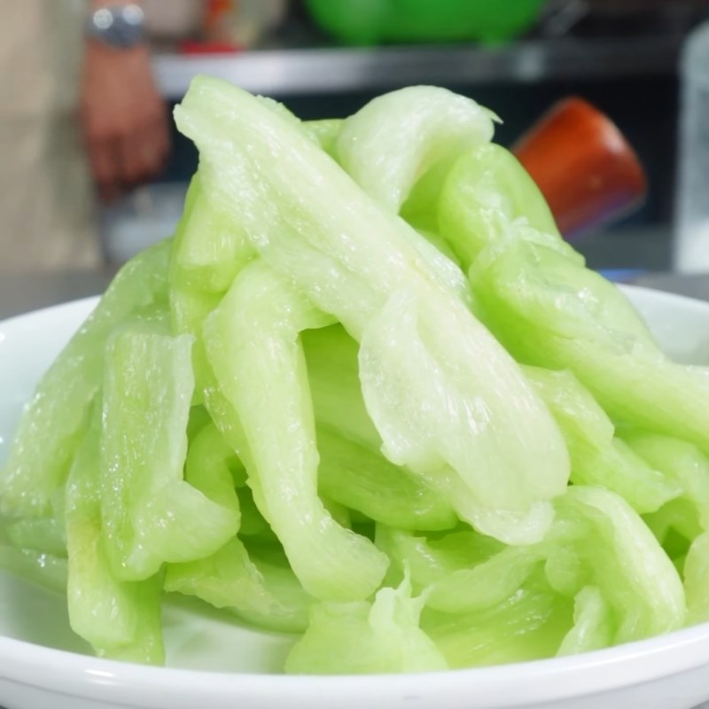 Bước 1 Sơ chế dọc mùng không ngứa Canh chua dọc mùng cá mẻ