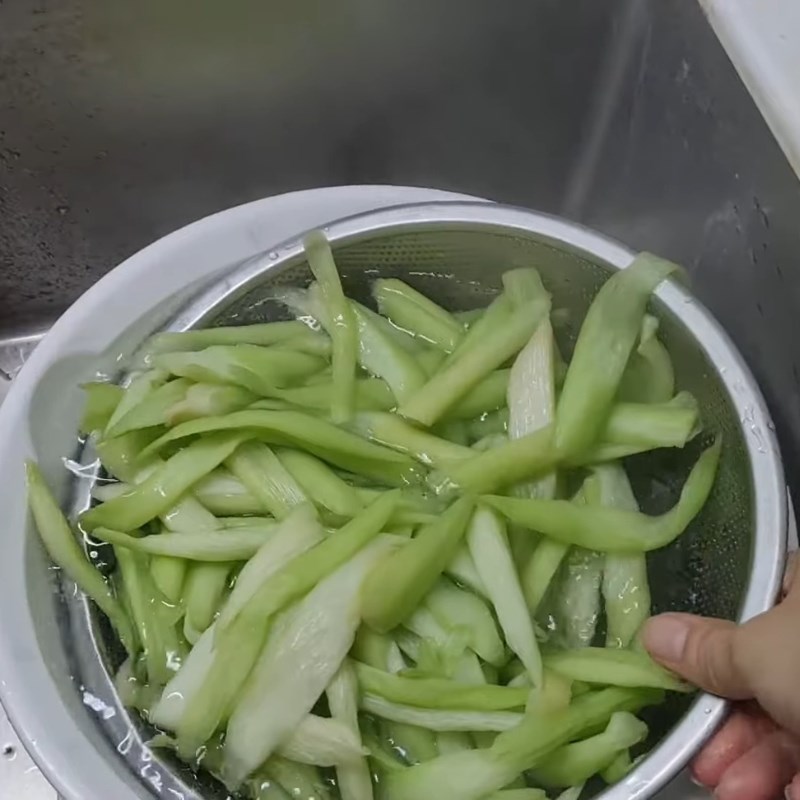 Bước 1 Sơ chế dọc mùng và khử ngứa Canh dọc mùng sườn