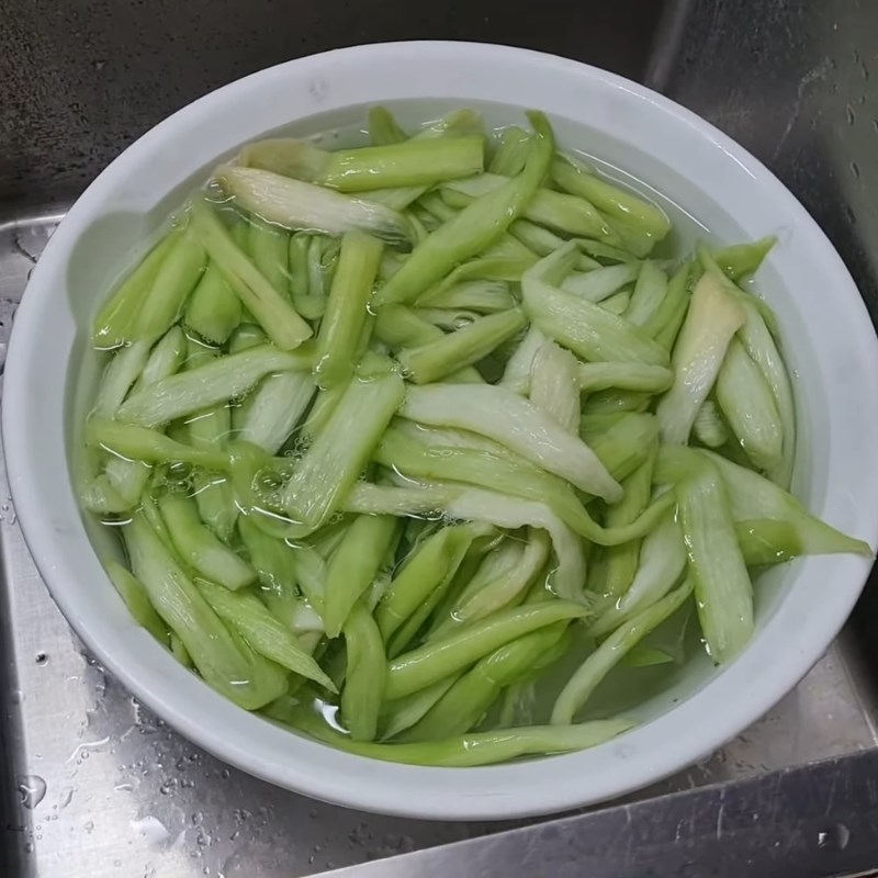 Bước 1 Sơ chế dọc mùng và khử ngứa Canh dọc mùng sườn