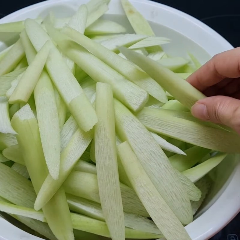 Bước 1 Sơ chế dọc mùng và khử ngứa Canh dọc mùng sườn