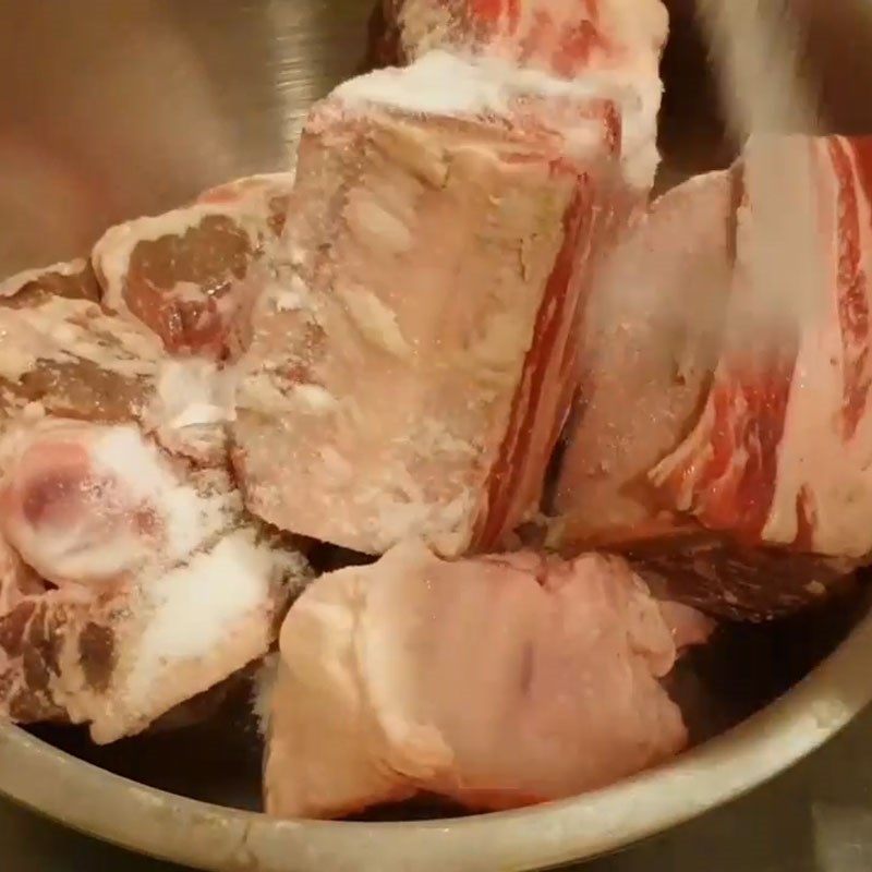 Bước 1 Sơ chế đuôi bò và thịt bò phở đuôi bò