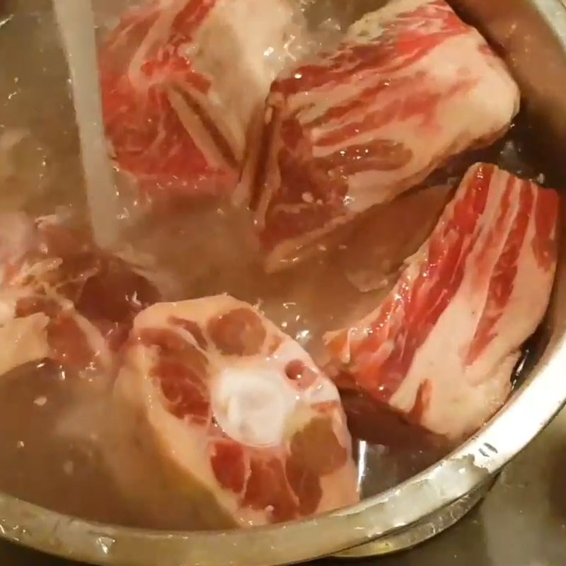 Bước 1 Sơ chế đuôi bò và thịt bò phở đuôi bò
