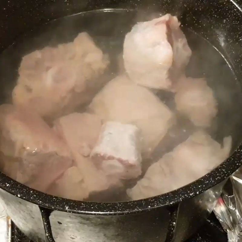 Bước 1 Sơ chế đuôi bò và thịt bò phở đuôi bò