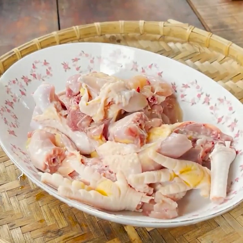 Bước 1 Sơ chế gà ta và ướp gia vị Lẩu gà lá é Đà Lạt