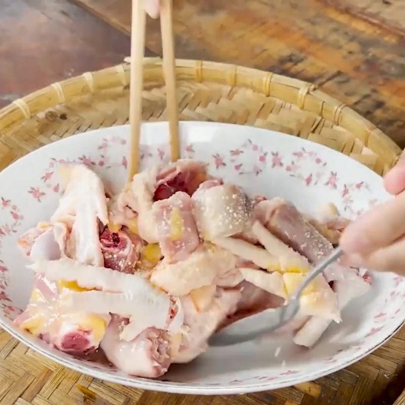 Bước 1 Sơ chế gà ta và ướp gia vị Lẩu gà lá é Đà Lạt
