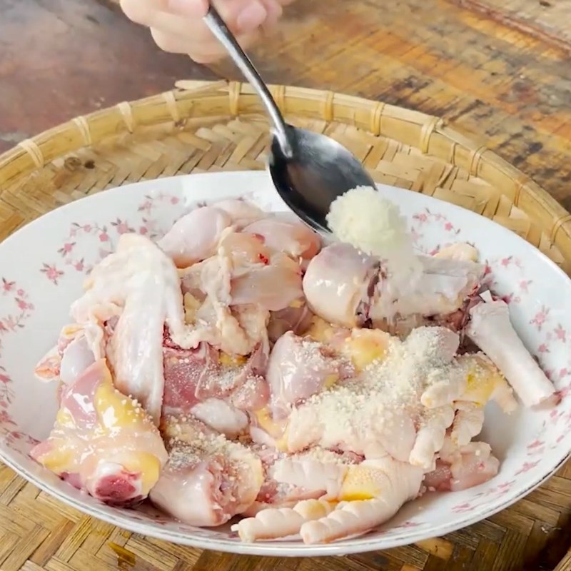 Bước 1 Sơ chế gà ta và ướp gia vị Lẩu gà lá é Đà Lạt