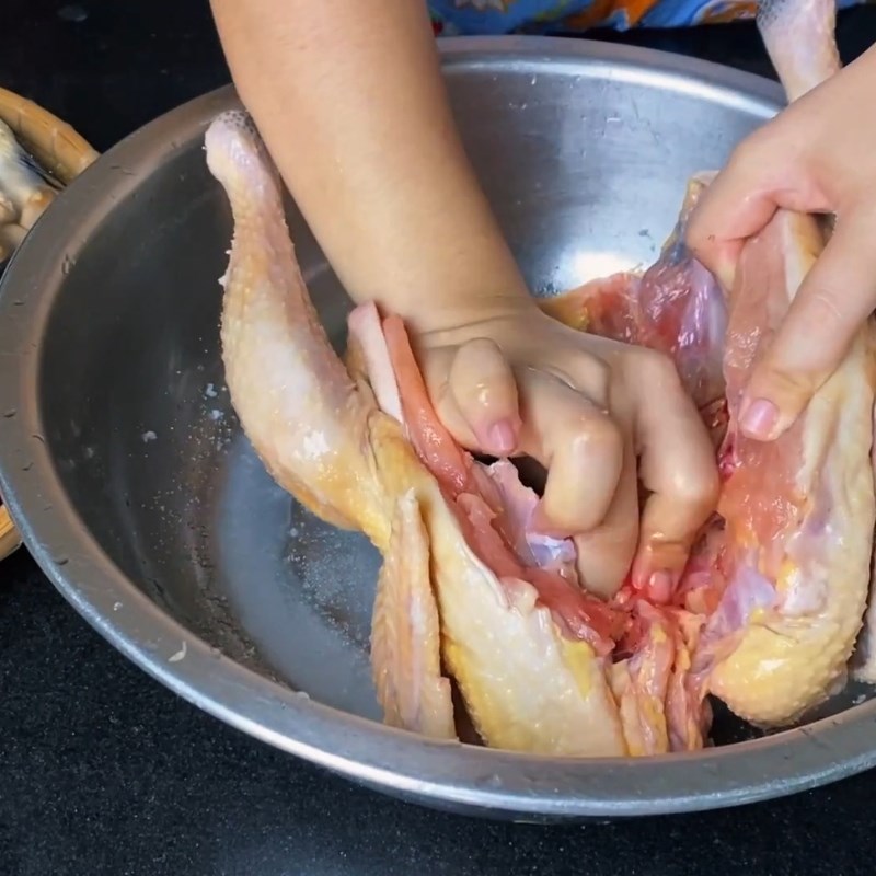 Bước 2 Sơ chế gà ta Cháo gà nguyên con