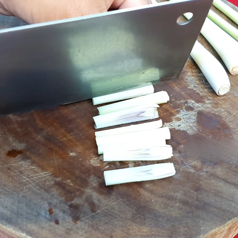 Bước 1 Sơ chế gà và các nguyên liệu Gà chọi xào lăn