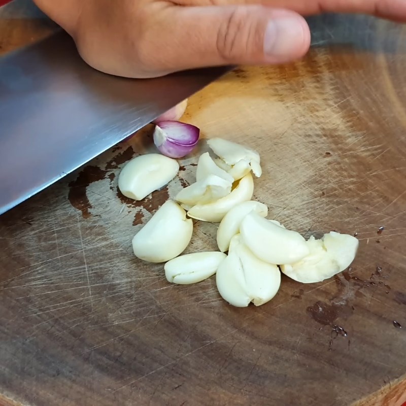 Bước 1 Sơ chế gà và các nguyên liệu Gà chọi xào lăn