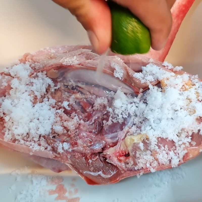 Bước 1 Sơ chế gà và các nguyên liệu Gà chọi xào lăn