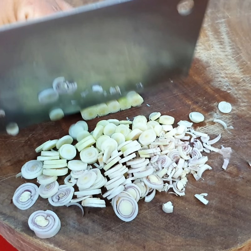 Bước 1 Sơ chế gà và các nguyên liệu Gà chọi xào lăn