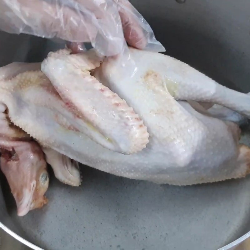 Bước 1 Sơ chế gà và chuẩn bị gia vị Gà luộc không bị nứt da