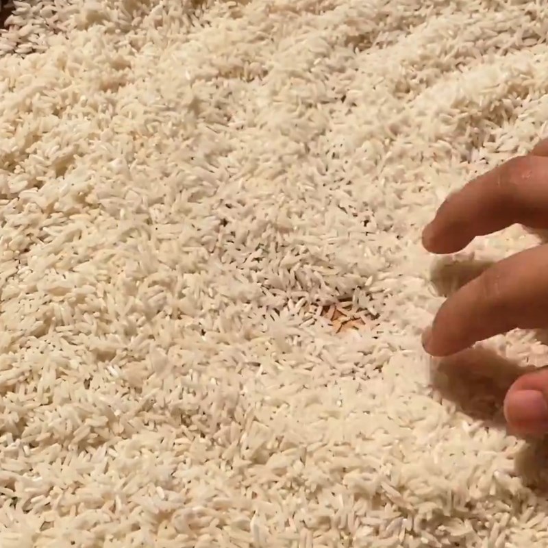 Bước 1 Sơ chế gạo Cháo gà nguyên con