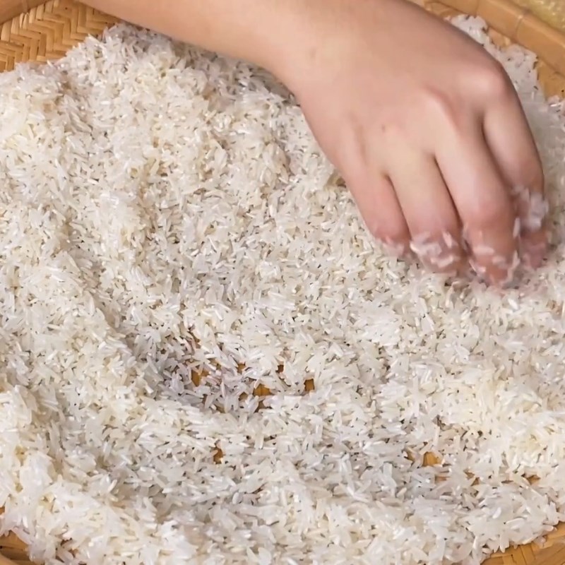 Bước 1 Sơ chế gạo Cháo gà nguyên con