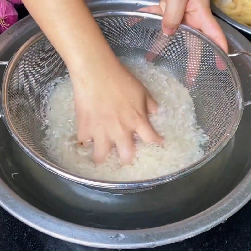 Bước 1 Sơ chế gạo Cháo gà nguyên con