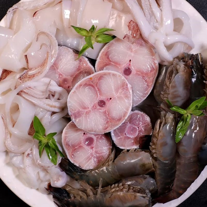 Bước 5 Sơ chế hải sản tươi sống và rau ăn lẩu lẩu thái hải sản
