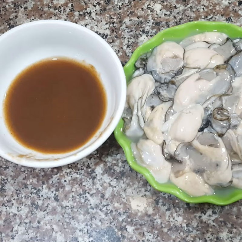 Bước 1 Sơ chế hàu sữa và các nguyên liệu khác canh chua hàu sữa