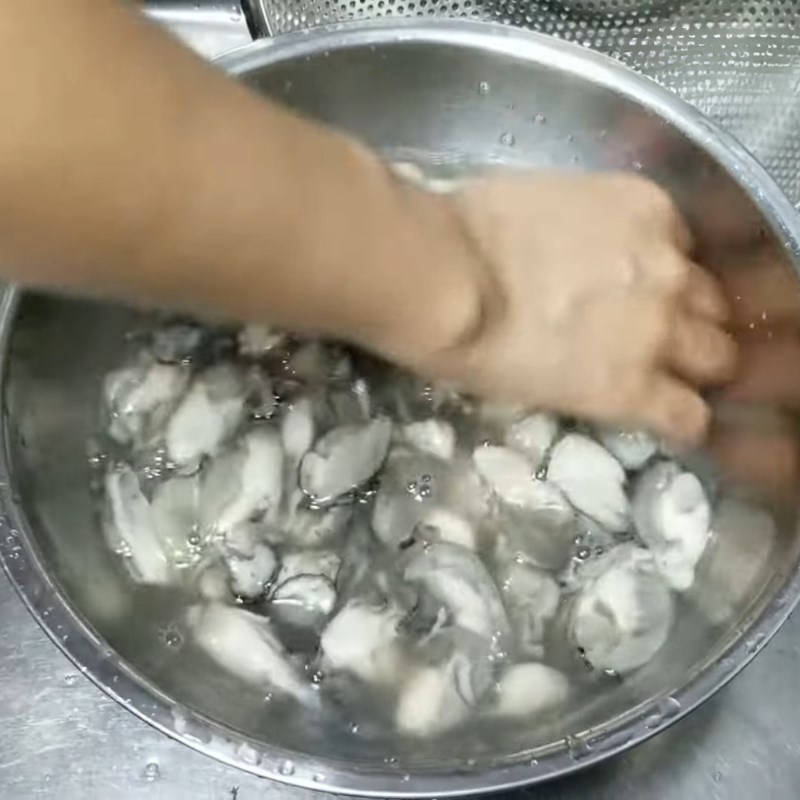 Bước 1 Sơ chế hàu tươi sống đúng cách Cháo hàu ngon không tanh
