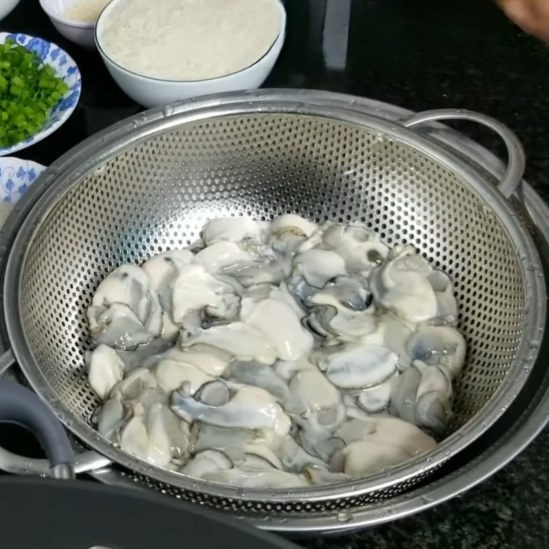 Bước 1 Sơ chế hàu tươi sống đúng cách Cháo hàu ngon không tanh
