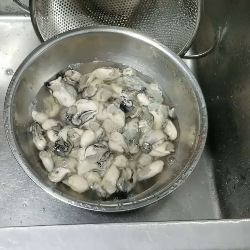 Bước 1 Sơ chế hàu tươi sống đúng cách Cháo hàu ngon không tanh