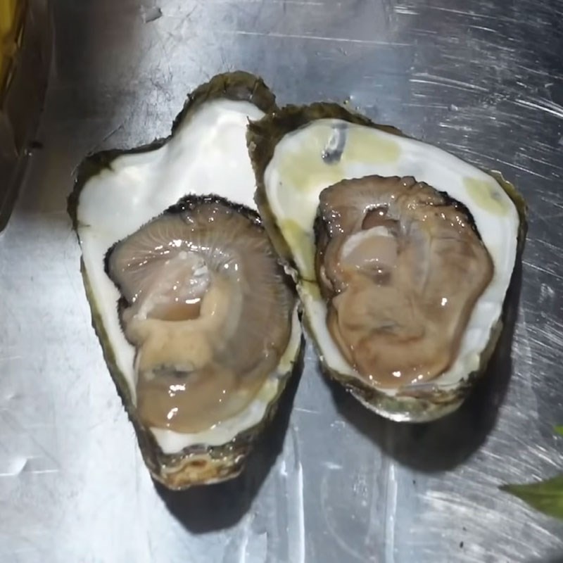 Bước 4 Sơ chế hàu tươi và nướng sơ sốt phô mai nướng hàu