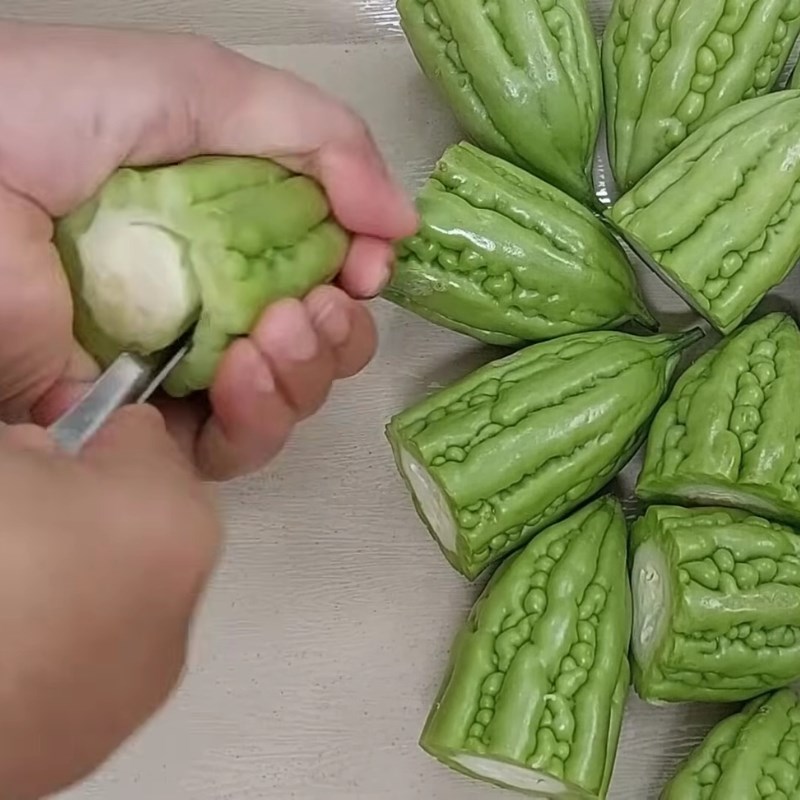 Bước 3 Sơ chế khổ qua và nhồi nhân Khổ qua hầm chay