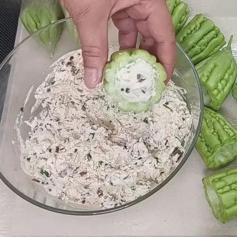 Bước 3 Sơ chế khổ qua và nhồi nhân Khổ qua hầm chay