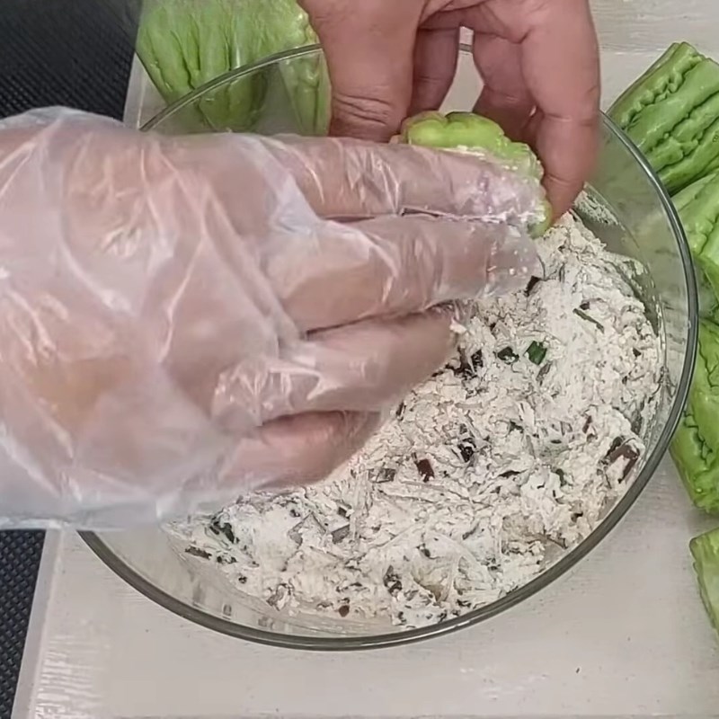 Bước 3 Sơ chế khổ qua và nhồi nhân Khổ qua hầm chay