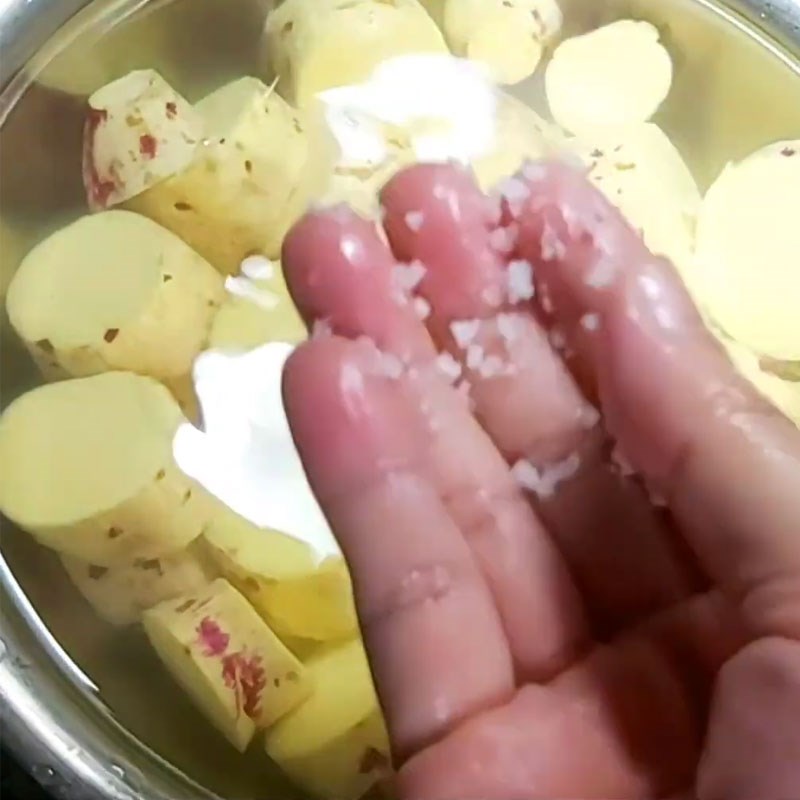 Bước 2 Sơ chế khoai lang và các nguyên liệu khác Canh khoai lang