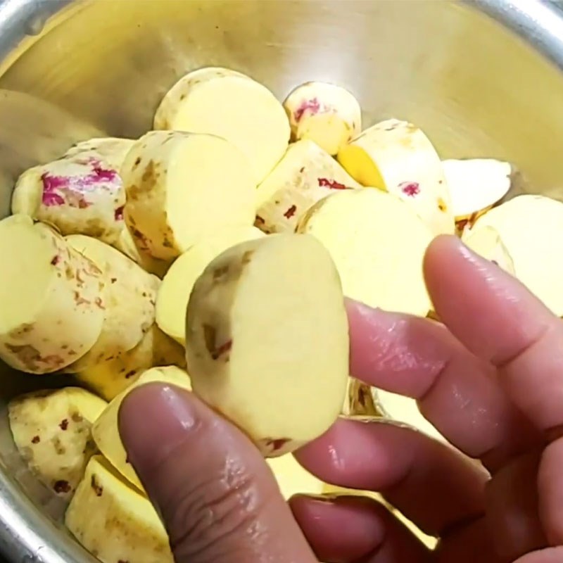 Bước 2 Sơ chế khoai lang và các nguyên liệu khác Canh khoai lang