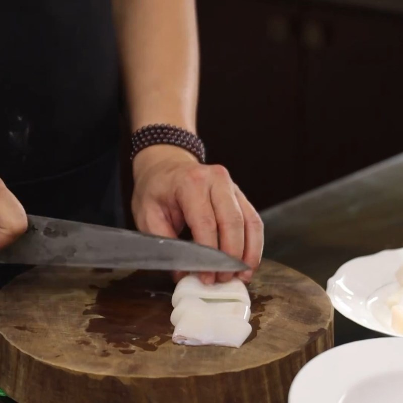 Bước 2 Sơ chế mực Mực tẩm bột chiên giòn