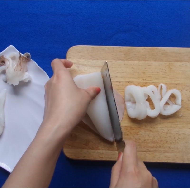Bước 1 Sơ chế mực ống và chuẩn bị nguyên liệu Mực chiên xù chấm sốt me