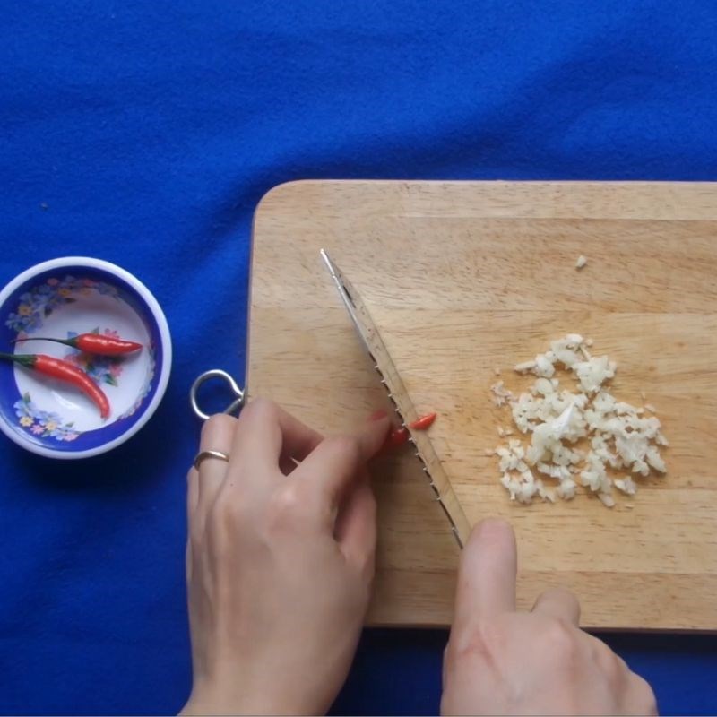 Bước 1 Sơ chế mực ống và chuẩn bị nguyên liệu Mực chiên xù chấm sốt me