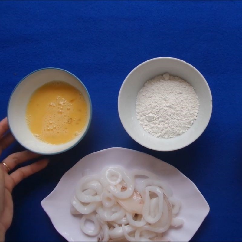 Bước 1 Sơ chế mực ống và chuẩn bị nguyên liệu Mực chiên xù chấm sốt me