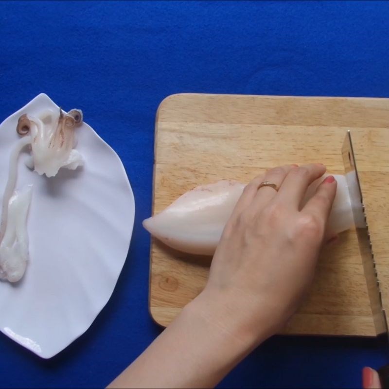 Bước 1 Sơ chế mực ống và chuẩn bị nguyên liệu Mực chiên xù chấm sốt me