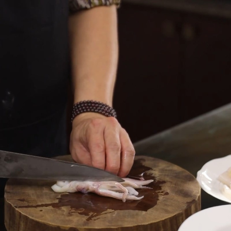 Bước 2 Sơ chế mực Mực tẩm bột chiên giòn