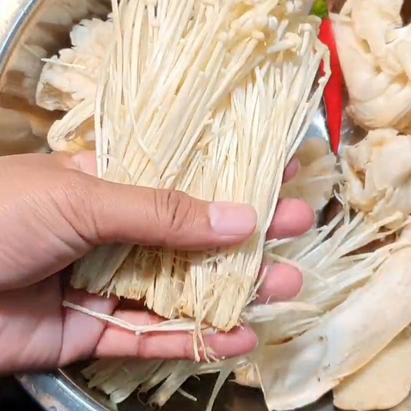 Bước 1 Sơ chế nấm Nấm xào thập cẩm